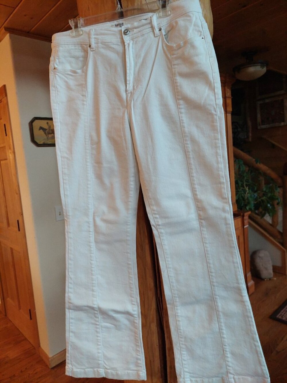 Kensie Savannah high rise flare white jeans size 14x32, great condition no stain